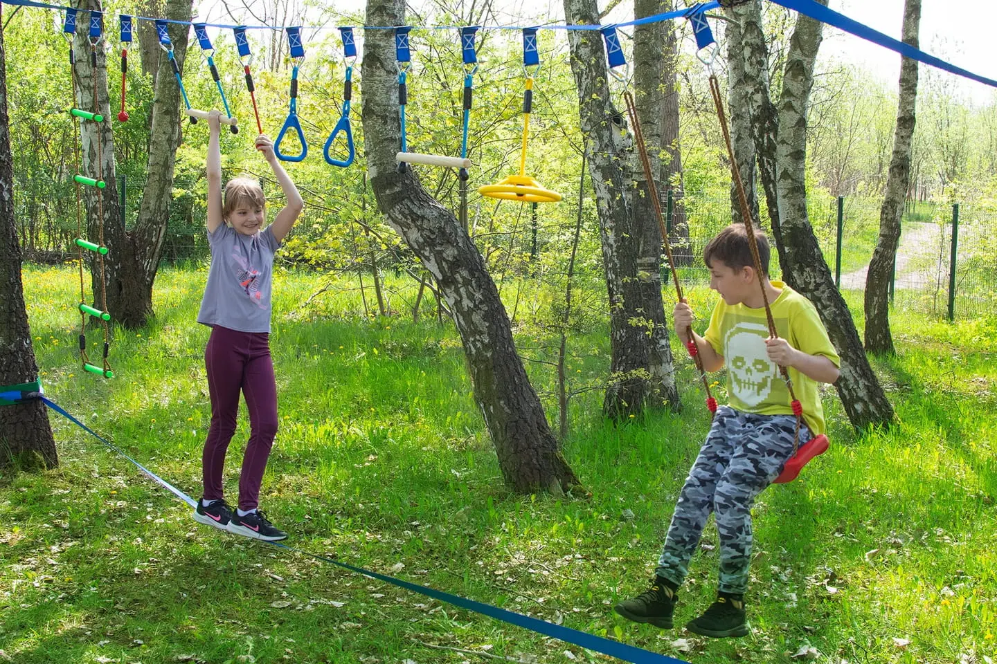 Cursa portabil cu obstacole pentru copii - JUMI (cu balansoar)