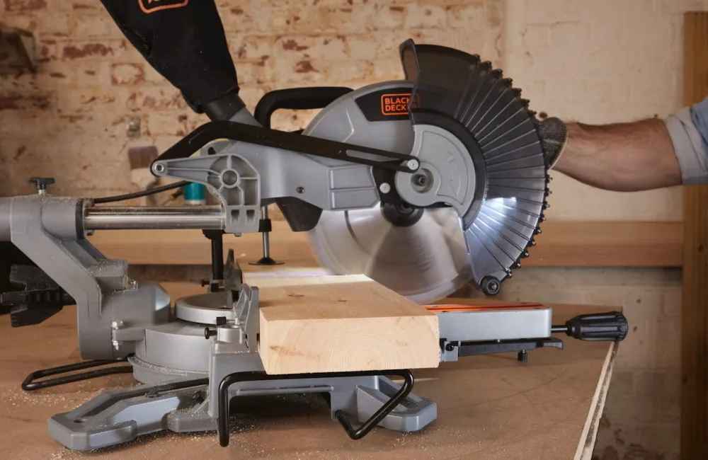 Debitor lemn cu glisare Black+Decker BES710-QS