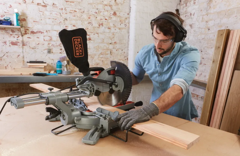 Debitor lemn cu glisare Black+Decker BES710-QS