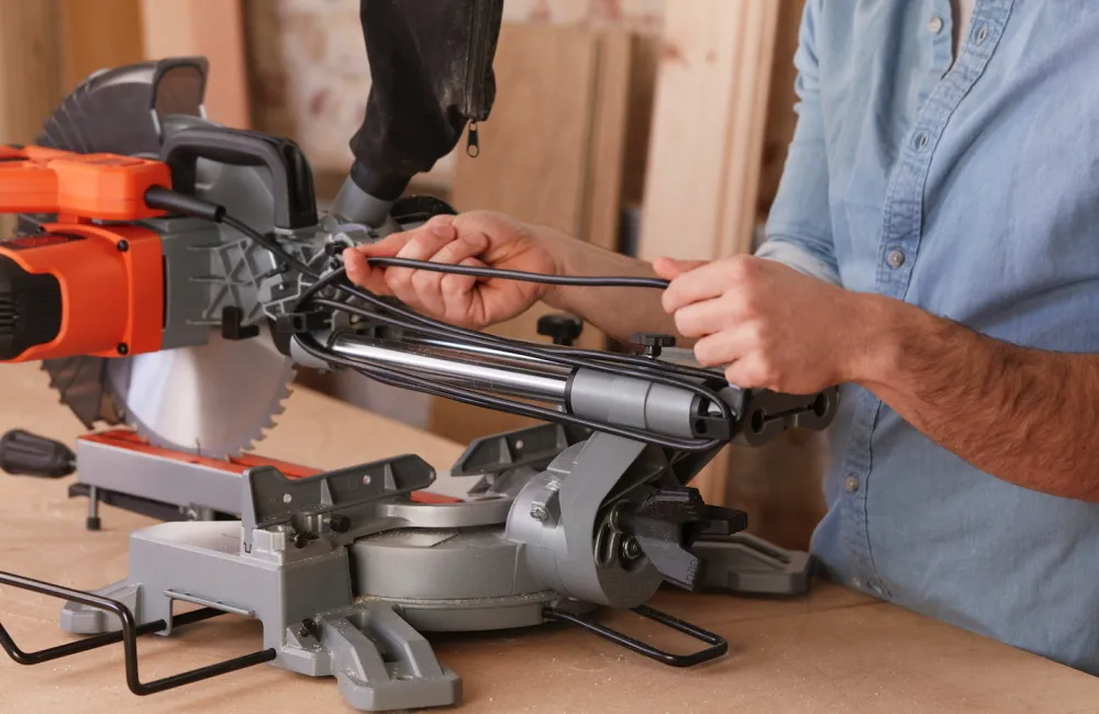 Debitor lemn cu glisare Black+Decker BES710-QS